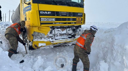 Ақтөбеде 6 көлік қар құрсауында қалды