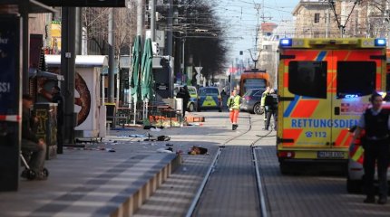 Автомобиль въехал в толпу в Германии