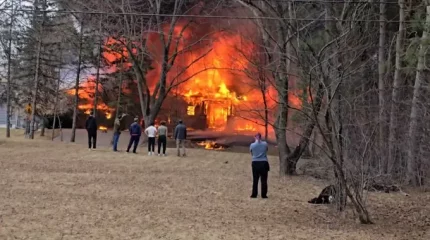 Никто не выжил при падении самолета на жилой дом в США
