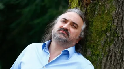 Танымал түрік әншісі саханада есінен танып, кейін көз жұмды