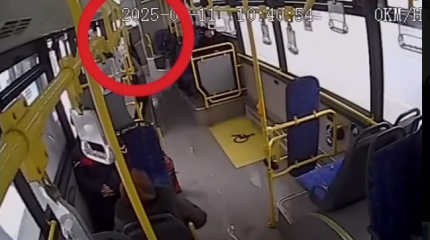 Телефон украли из кармана мужчины в Астане, пока он спал в автобусе.