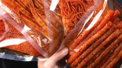 "Көптеген зиянды қоспалар бар": оқушылар жаппай уланған қытайлық снектердің неден жасалатыны белгілі болды