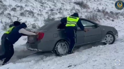 Полиция жолда қиын жағдайға тап болған шетелдік жүргізушіге көмектесті