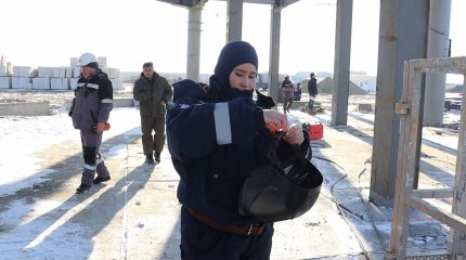 Қызылордалық Ғазиза Рысқұлова табиғатының нәзіктігіне қарамай, ер азаматтармен үзеңгілесіп келеді
