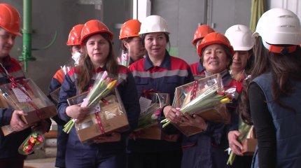 Молодежь от «Жастар Рухы» поздравила работниц ТЭЦ с наступающим Международным женским днем