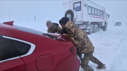 Более 200 человек спасли с заснеженных трасс Казахстана за пять дней