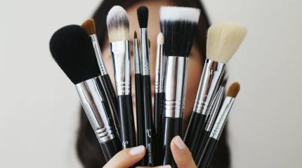 Заключенных научили делать макияж в колонии Караганды