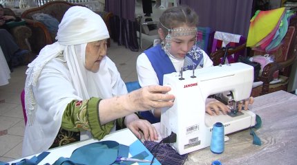 Ісмер қариялар оқушыларға тігіншілік өнері бойынша шеберлік сабағын өткізді