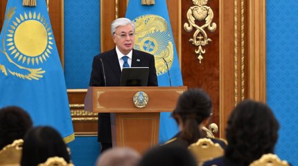 Президент поздравил женщин с праздником 8 марта