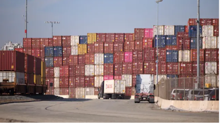 Дональд Трамп на месяц отложил начало действия пошлин на некоторые товары из Канады и Мексики