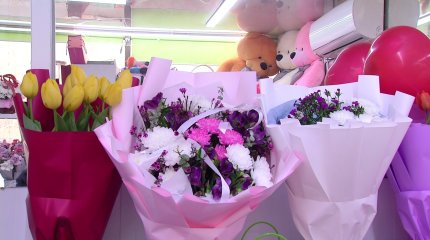 Сауда қызып, гүл сатушылар үлгермей жатыр