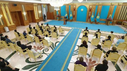 "Одной рукой качает колыбель, а другой – весь мир»: Президент поздравил казахстанских женщин с праздником весны