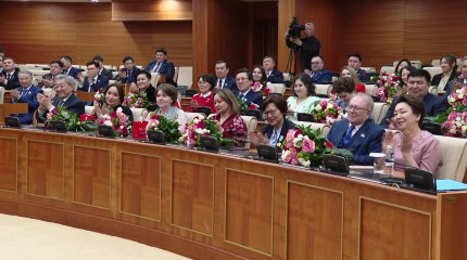 Ерлан Кошанов поздравил женщин-депутатов с Международным женским днём