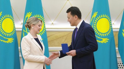 Накануне Международного женского дня Ерлан Карин поздравил и наградил ряд членов Национального курултая