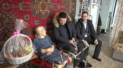 Активисты молодёжного крыла «Жастар рухы» поздравили женщин с праздником 8 марта