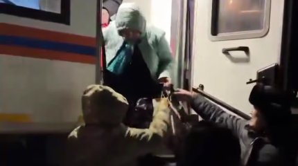 Больше сотни пассажиров автобусов эвакуировали с закрытой трассы в Туркестанской области