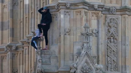 В Лондоне мужчина с палестинским флагом забрался на Биг-Бен