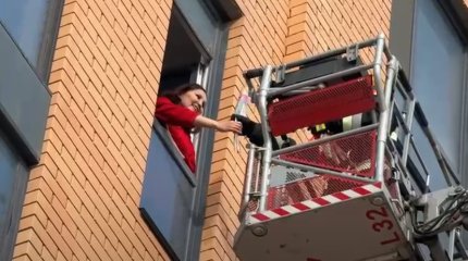 Костанайские спасатели раздали цветы жительницам многоэтажек с помощью пожарной автолестницы