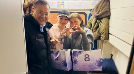 Женщин одарили цветами и презентами в казахстанских поездах