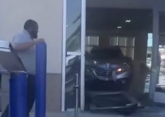 Машина въехала в автосалон в Лос-Анджелесе: есть пострадавшие