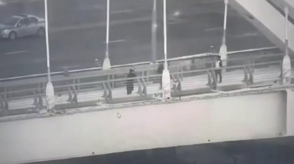 Елордалық полицейлер көпірден секірмек болған қызды құтқарып қалды