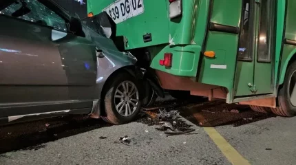 Такси жүргізушісі жүйіткіп келіп, автобуспен соқтығысты - зардап шегуші бар