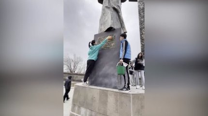 Ақтөбенің Хромтау ауданында белсенді жастар “ Отан-Ана” монументін ретке келтірді