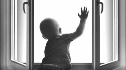 Тревожная статистика: с начала года в столице 8 детей выпали из окон