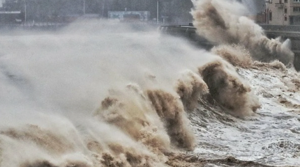 Китай накрыл мощный шторм