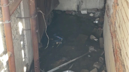 «Спали в куртках, чтобы не задохнуться»: жители многоэтажек в Уральске задыхаются от запаха канализации