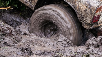 Иностранцы застряли в грязи в Костанайской области