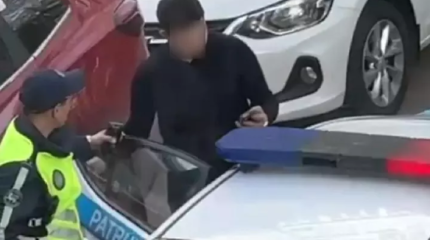 Пьяный мужчина избил в подъезде женщину с ребенком