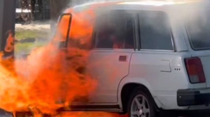 Легковушка рядом с пассажирским автобусом загорелась на остановке в Семее