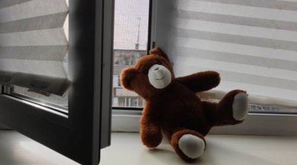 Павлодарда бала 5-қабаттың терезесінен құлап кетті