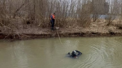 Прыгнувшего с баржи мужчину продолжают искать в Павлодарской области