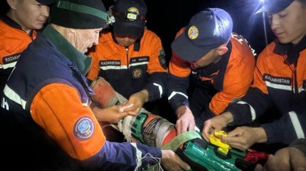 Сломавшего ногу туриста 10 километров несли на носилках сотрудники МЧС