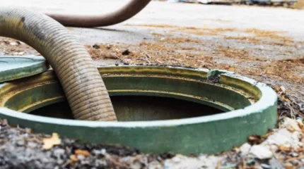 Шымкентте 7 жасар бала қоршалмаған құрылыс шұңқырына құлап кетіп, көз жұмды