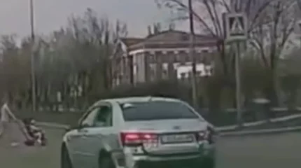 Арбаны итеріп жіберіп, баласын аман алып қалған: Қарағандыда ана мен баланы көлік қағып кетті