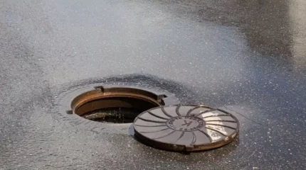 Шымкентте кәріз шұңқырына түсіп, мерт болған баланың туыстары әкімдікке шүйлікті