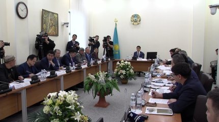 Депутаттар Димаш Құдайбергенге қолқа салды