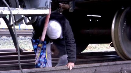 "На коленках под вагонами лазаем" - жители Аксу рискуют своими жизнями, чтобы добраться до школ и больниц