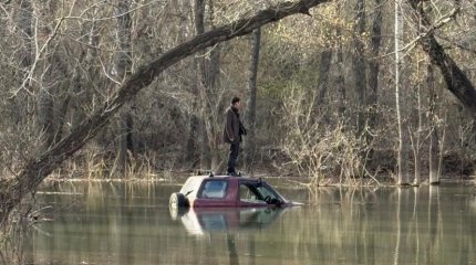 Мужчина за рулём авто угодил в реку в Семее