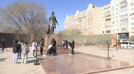 Ақтөбеде  белсенді жастар  Кеңес Одағының батыры Әлия Молдағұлованың ескерткішін ретке келтірді