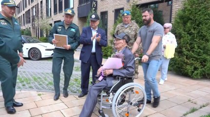 Алматыда әскерилер соғыс ардагерін ғасырлық мерейтойымен құттықтады