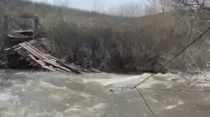Абай облысында аспалы көпір үзіліп, 3 адам көз жұмды
