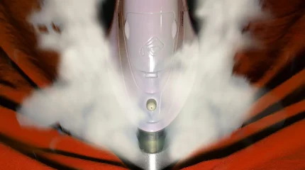 Қостанайда тәрбиеші әйел мүгедек қыздың денесіне ыстық үтік басқан