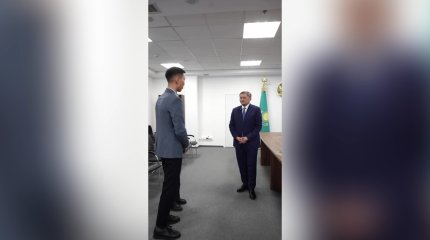 Министр Саясат Нұрбек "Бірге кітап оқиық" аманаты бойынша оқырмандарға ерекше кітап ұсынды