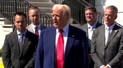 Трамп думает отменить санкции ради мира в Украине, сообщает Bloomberg