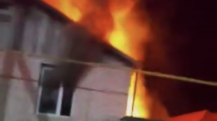 Атырауские полицейские спасли мужчину из горящего дома