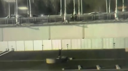 Астанада ер адам көпірден секіріп кетті